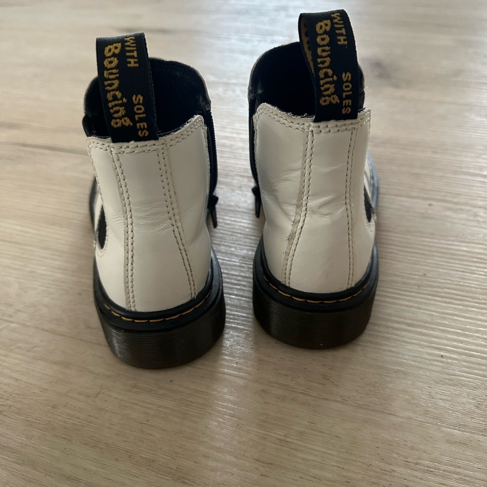 Dr Martens Girls US size 2 Chelsea Boots - Picture 3 of 4